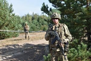 Минобороны показало новые бронежилеты, берцы и шлемы для украинских военных. Фото