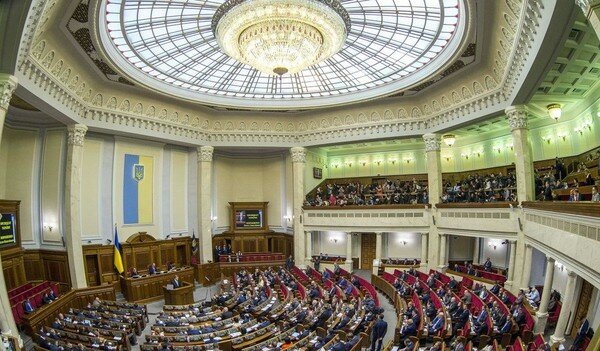 Во время речи Порошенко народные депутаты начали уходить из зала Рады