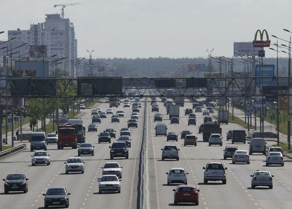С октября украинские водители должны включать фары днем
