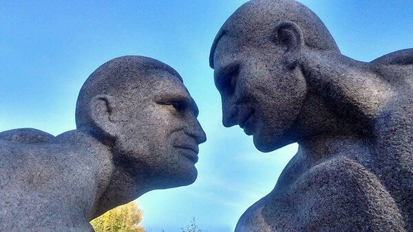 В Коростышеве установили гранитную скульптуру голых братьев Кличко. Фото