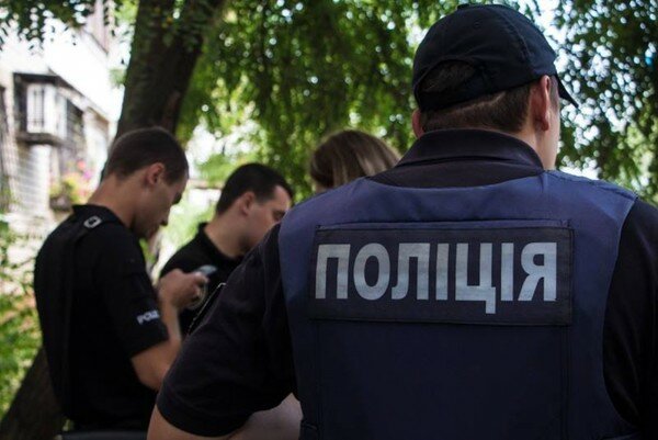 В центре Киева неизвестные обчистили авто "скорой", пока пациента везли на каталке в больницу
