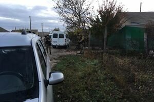 В Крыму силовики обыскали дом крымского татарина и задержали его сына с беременной женой (фото)