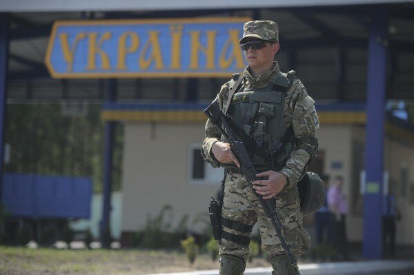 В Черновицкой области контрабандисты избили пограничников, побросали товар и сбежали