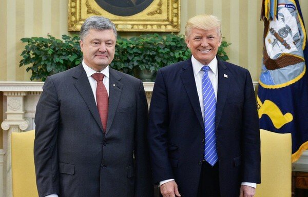 Трамп не пожал руку Порошенко в Париже (видео)