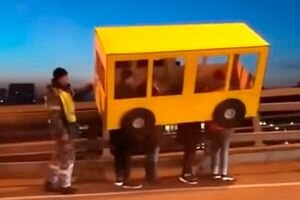 Художники из Владивостока притворились автобусом, чтобы пройти по автомобильному мосту. Видео