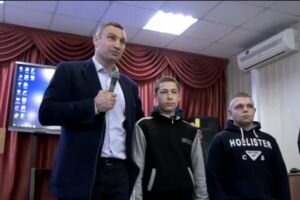 Кличко заставил двух подростков, которые побили плафоны на бульваре Шевченко, разгребать снег. Видео