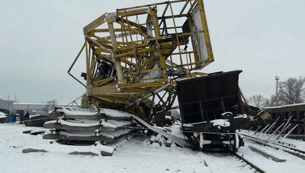 В Полтавской области женщина-машинист погибла из-за обрушения стрелы крана. Фото