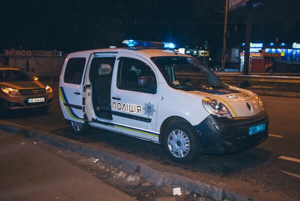 В Киеве возле станции метро нашли труп мужчины (фото, видео)