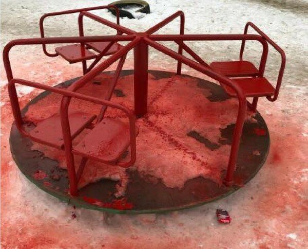 В России коммунальщики вместе с детской площадкой покрасили снег. Фото