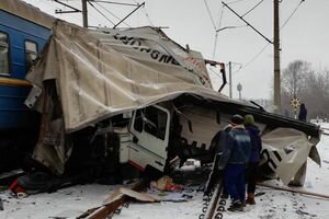 В Харьковской области поезд врезался в грузовик, который стоял на путях. Фото