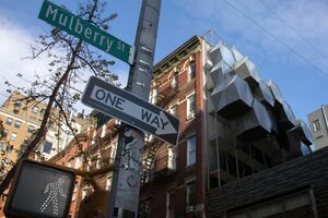 Бездомных жителей Нью-Йорка предложили селить в модулях на стенах домов