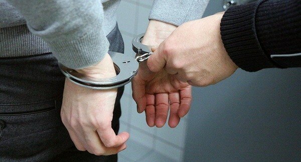В Херсоне мужчина задушил тестя и спрятал труп в диване