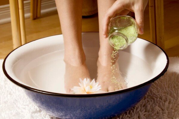 Ванночка для ног с горчицей от гриппа: врачи рассказали о вреде народного метода лечения