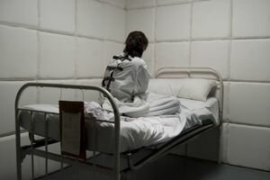 В Ровно пациент больницы избил врачей, порезал себе руки, а потом свалился с четвертого этажа