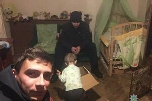 В Ивано-Франковске родители бросили в пустой квартире двухлетнего малыша. Фото