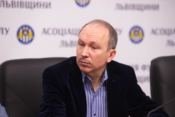 СМИ: Сотрудник Верховной Рады набросился с кулаками на патрульного из-за фар
