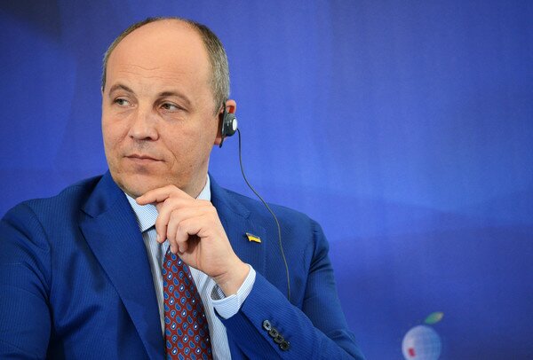 Парламент не рассмотрит ни один законопроект до голосования по "языковому закону"