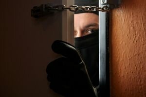 В Киеве неизвестный под видом коммунальщика ограбил пенсионера