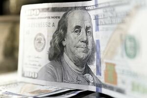 В Украине доллар опустился до психологической отметки в 27 гривен