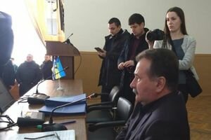 Митингующий облил водой мэра Херсона из-за переименования улицы в честь Гандзюк