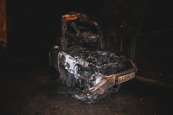 В Киеве ночью дотла сгорел легковой автомобиль Volkswagen
