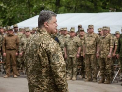 Порошенко разрешил иностранцам служить в украинской армии