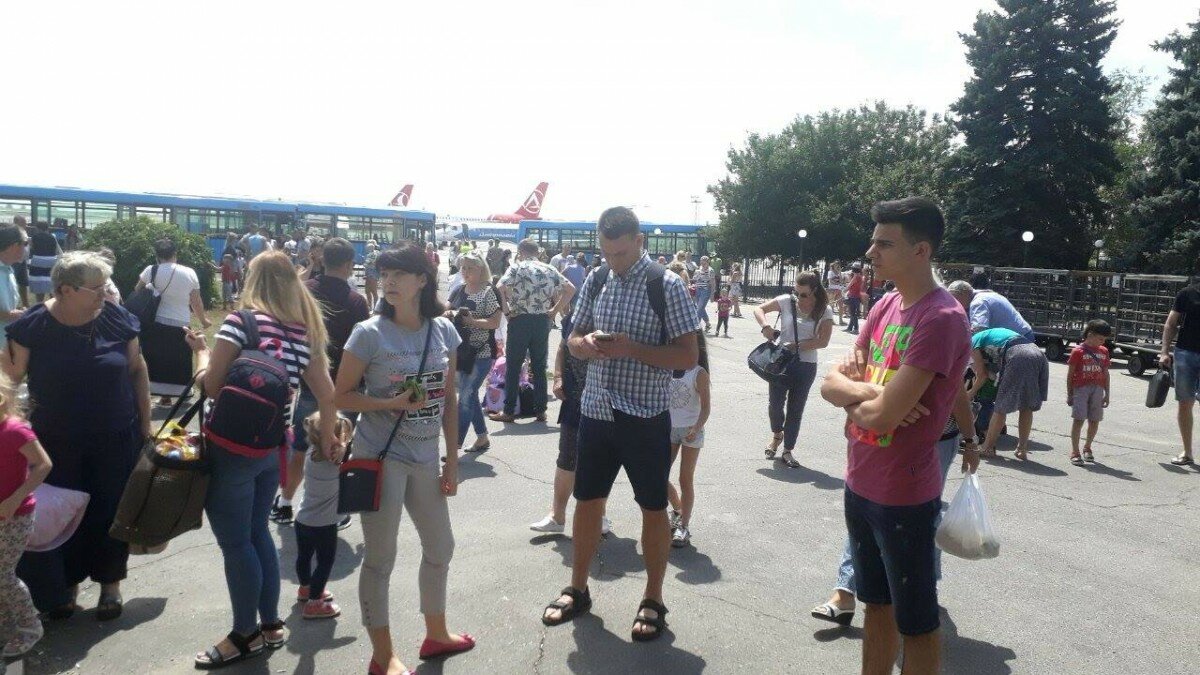 1499257663-9789-v-zaporojskom-aeroportu-zaderjali-reysyi